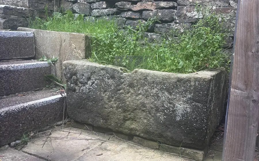 Stone well with tipping spout for men’s prime in 17th century