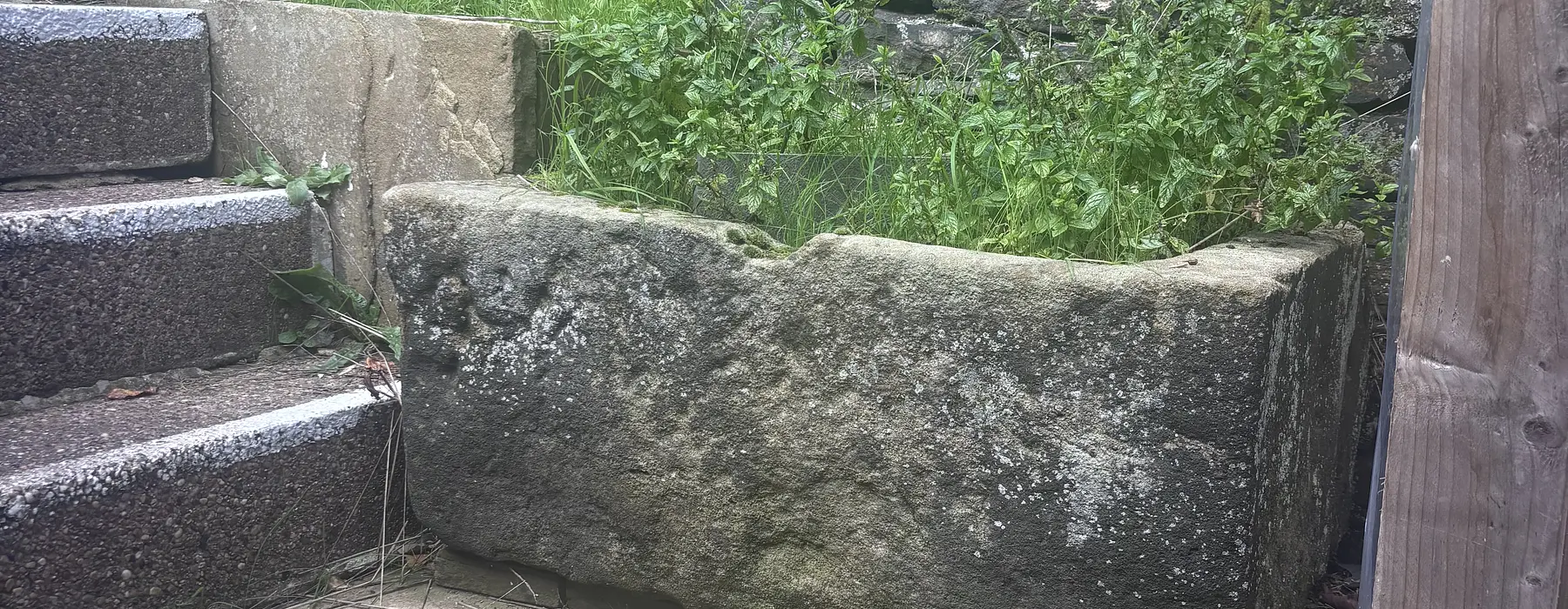 Stone well with tipping spout for men’s prime in 17th century